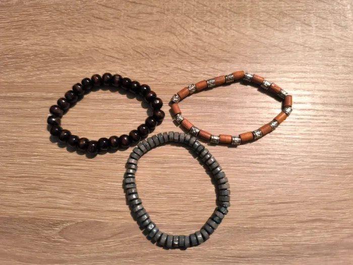 Lot de bracelets en perles de bois