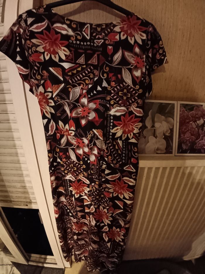 Robe longue imprimée sur fond noir