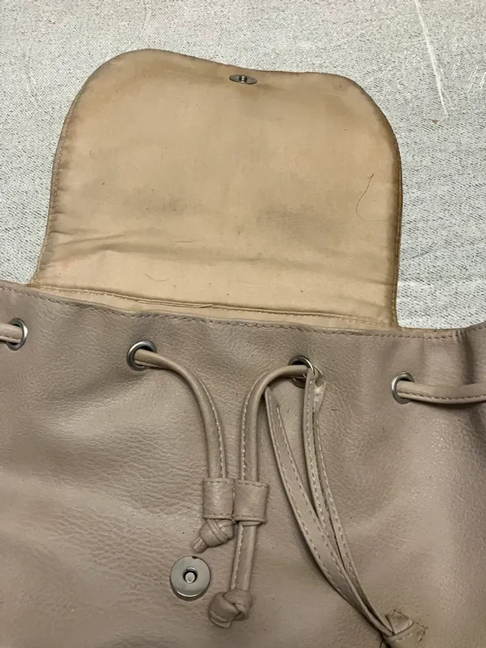 Sac à dos Atmosphere beige en simili cuir – tendance et fonctionnel - photo numéro 8