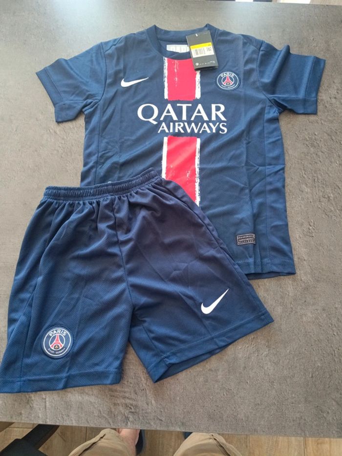 Tenue foot PSG Paris Saint-Germain bleu. T.24