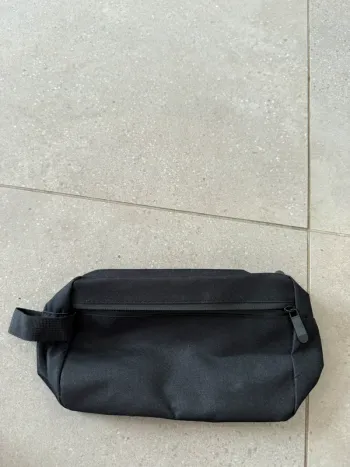 Trousse noire, neuve sans étiquette, 22*14cm