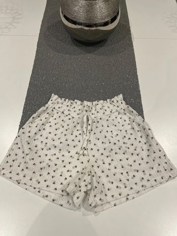 Short en crêpe blanc à fleurs