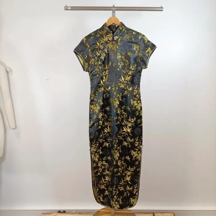 Robe chinoise noire dorée satinée col mao broderies florales taille M fendue A1349