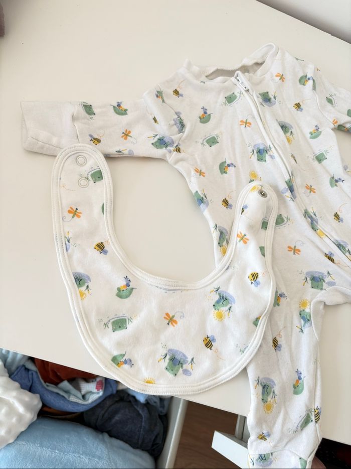 Pyjama 1 mois + bavoir - photo numéro 2