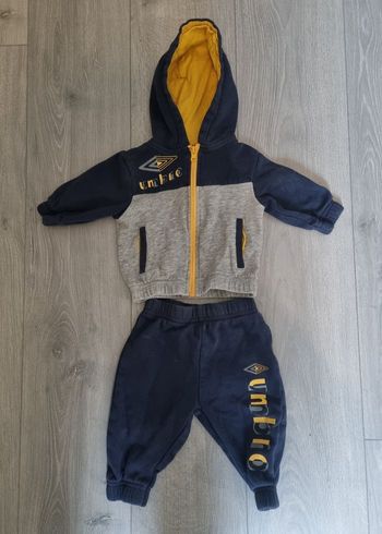 Ensemble de survetement umbro taille 12 mois tres bonne etat
