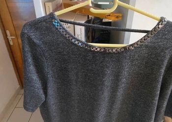 Pull gris, décolleté dos, taille M