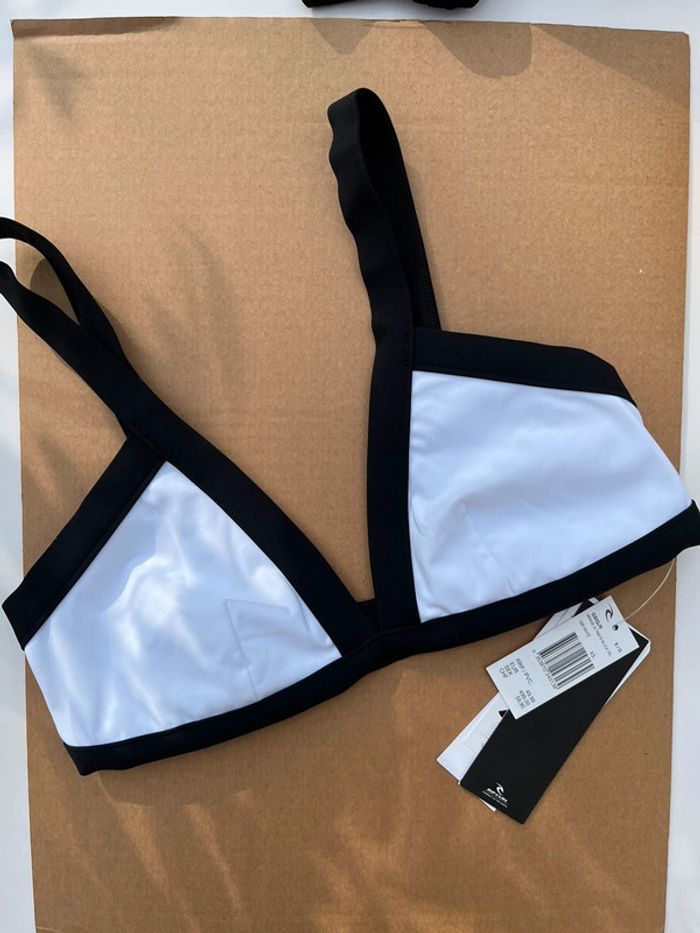 Haut de maillot blanc et noir