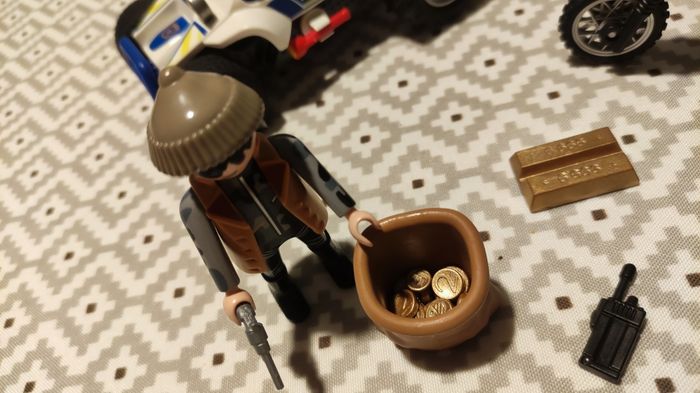 Policier avec voiturette et voleur à moto PLAYMOBIL complet sans boîte - photo numéro 2