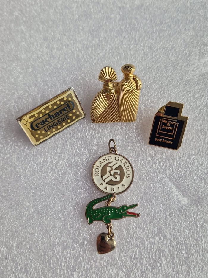 ✨ Lot de 4 pin’s vintage – Cacharel, Van Cleef & Arpels, Roland Garros, Couple doré - photo numéro 4