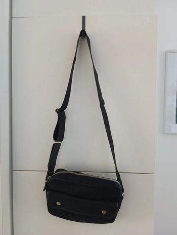 Sac bandoulière en tissus détails cuir  
De la gamme perfecto by Schott