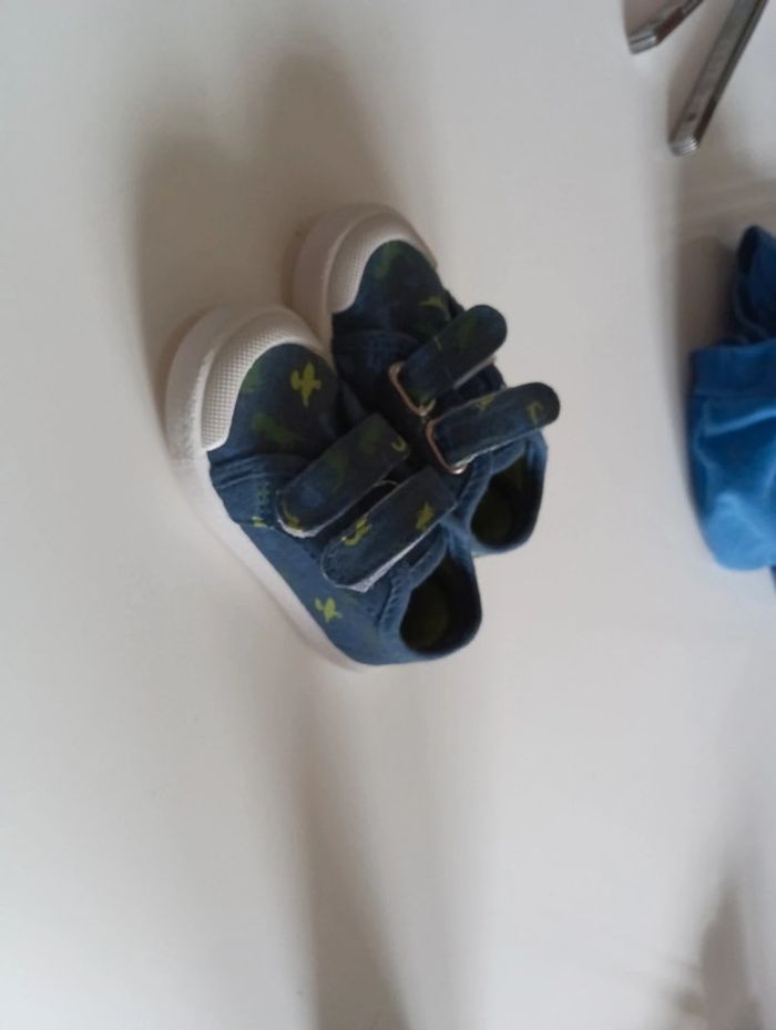 Chaussure basket en toile a scratch dinosaure taille 20