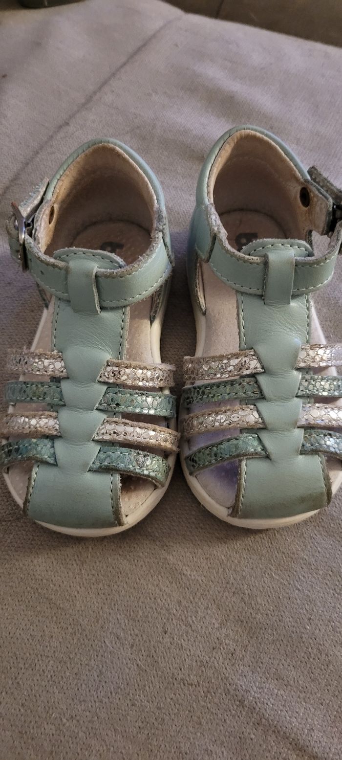 Sandales bleues et argentées