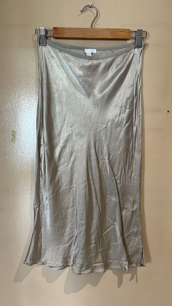 👗 Jupe en satin champagne (longueur en dessous du genoux)