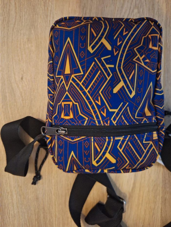 👜 Sac Marvel x Eastpak aux motifs colorés 👜 - photo numéro 4