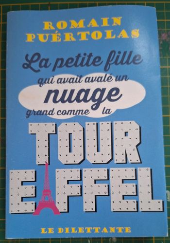 Livre "la petite fille qui avait avalé un nuage grand comme la tour eiffel" en très bon état