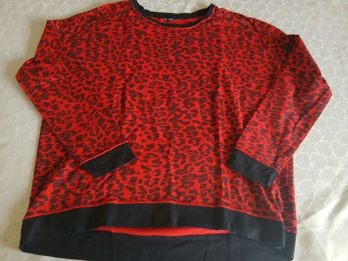 Pull rouge motif