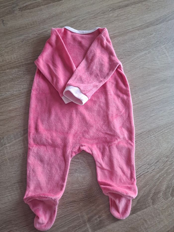 Jolie pyjama fille taille 3mois. Très bon état. Sans marque - photo numéro 6