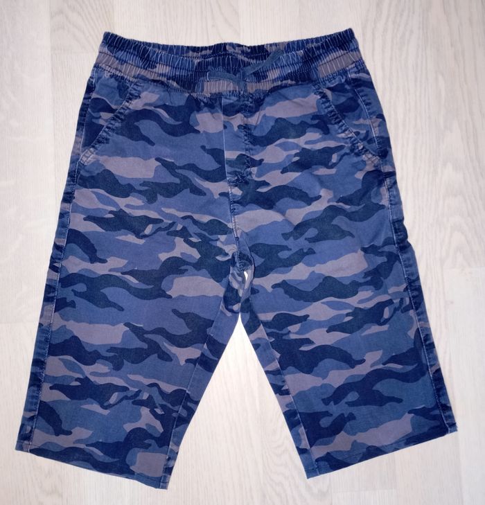 Bermuda motifs camouflage bleu marine Kiabi
T. 10 ans