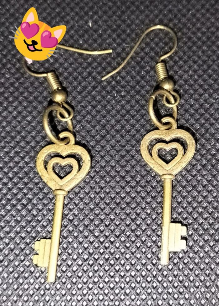 Boucle d'oreille bronze clé 2 coeurs