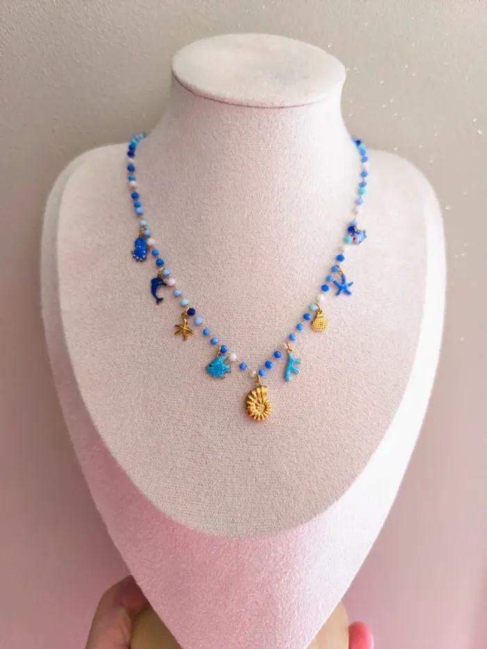 Collier doré et bleu avec perles de cristal et breloques de la mer - photo numéro 8