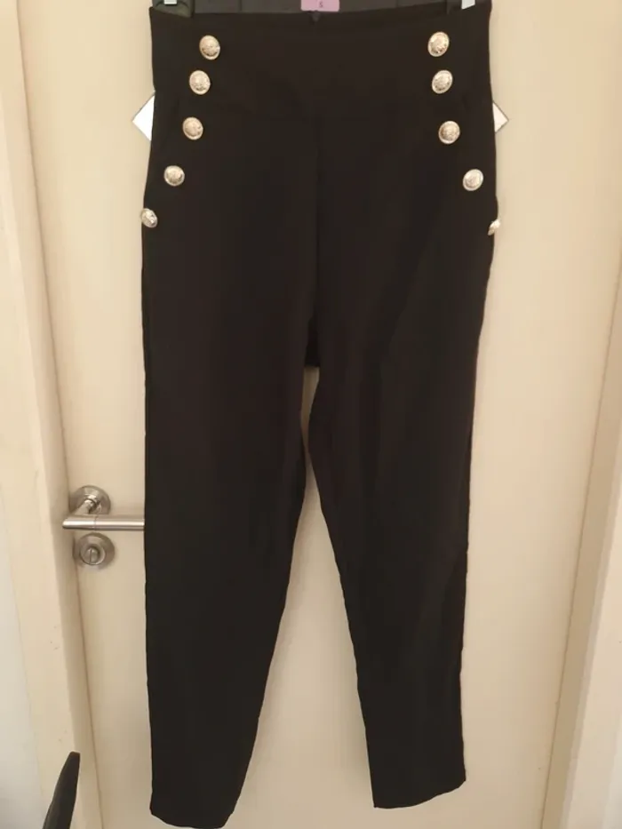 Pantalon noir avec bouton doré taille M