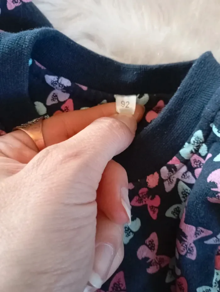 Gros Lot fille 2/3 ans 💗 jean Zara + debardeurs Primark + basket Skechers +  veste sans marque - photo numéro 2