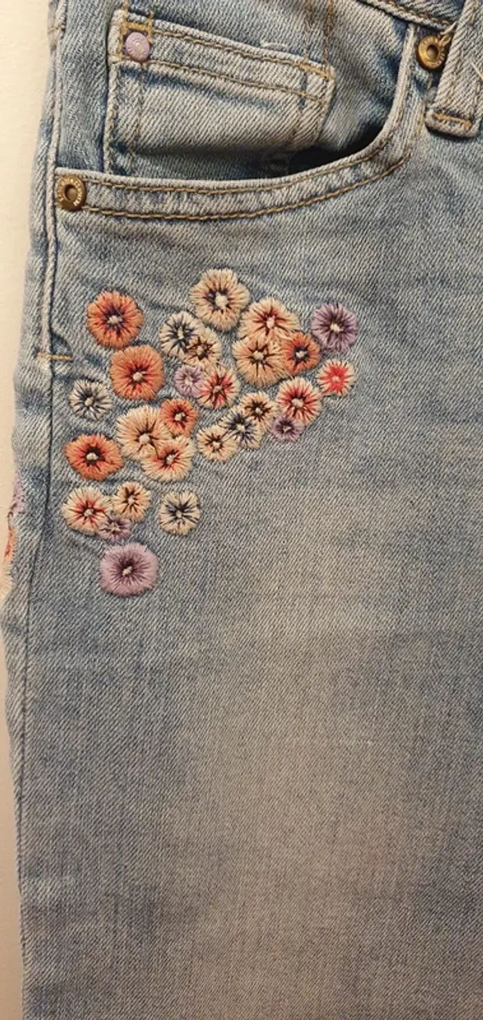 Naf Naf jean bleu clair avec des fleurs brodées - photo numéro 4