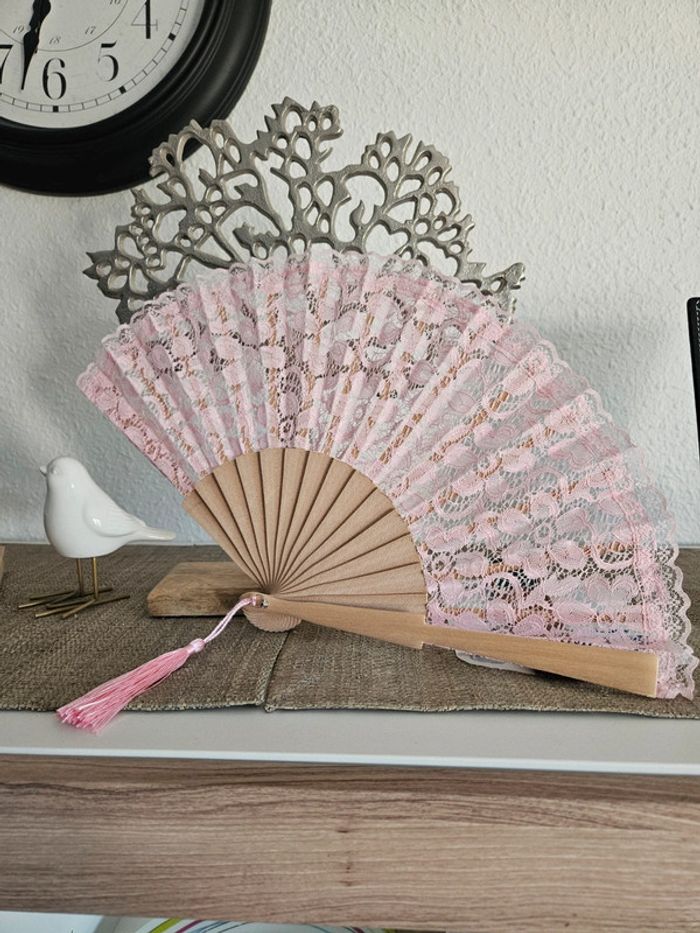 Éventail rose en dentelle
