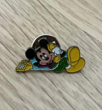 Pin’s Disney Mickey au téléphone