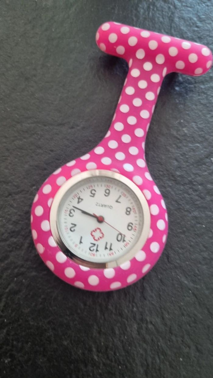 Montre pour médical infirmière aide soignante rose à accrocher - photo numéro 2