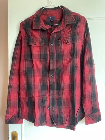 Chemise rouge et noire à carreaux, manches longues