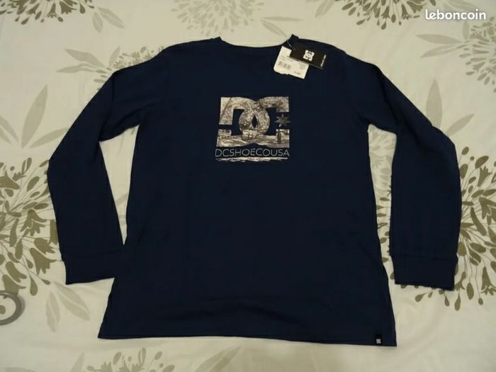 T-shirt manches longues

NEUF  DC Shoes  14 ans