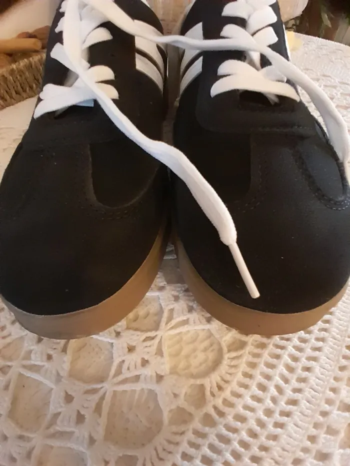Baskets femme noires et blanches, pointure 40 - photo numéro 4