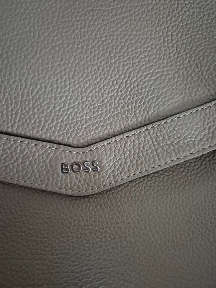 Sac bandoulière Boss en cuir en parfait état - photo numéro 2