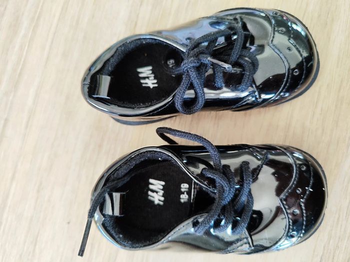 paire de vernis noire H&M Pointure 18-19 - photo numéro 2