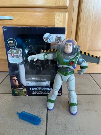 Buzz l'éclair et son propulseur (piles incluses)