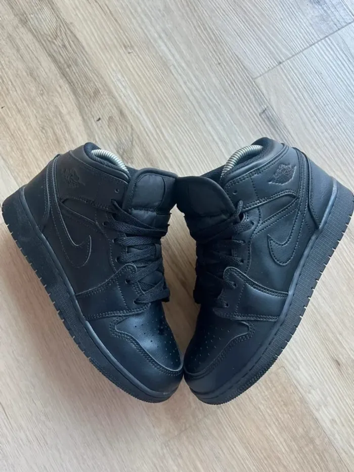 Jordan 1 Mid Triple Black Taille 37.5