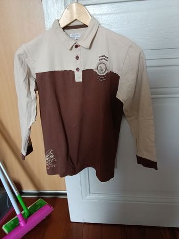 Polo alphabet marron et multicolore