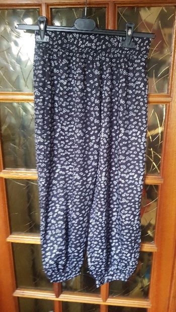 Pantalon noir parsemé fleurs blanches