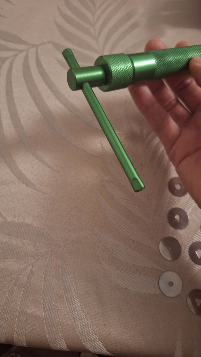 Seringue à vis pour pâte fimo avec 20 embouts et boîte de rangement - photo numéro 2