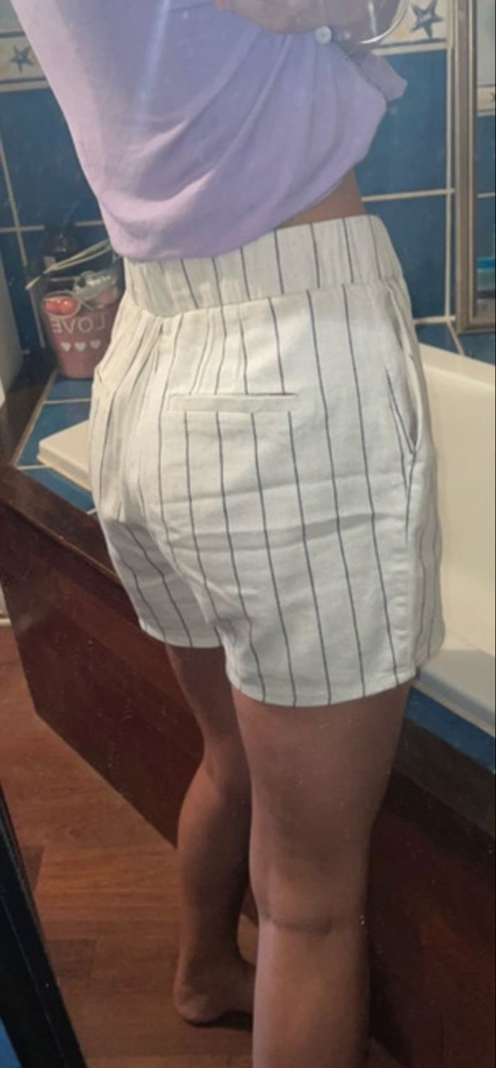Short en lin blanc à rayures noires - photo numéro 3