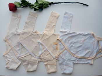 Lot de 4 bodys + 1 offert