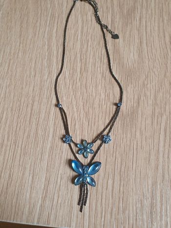 Collier bleu papillon et fleurs