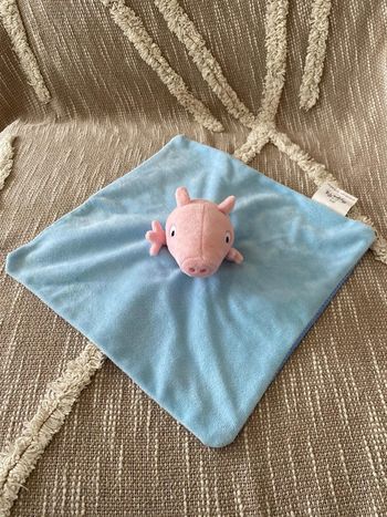 Peluche doudou plat 27cm Peppa Pig George petit frère cochon rose et bleu très bon état