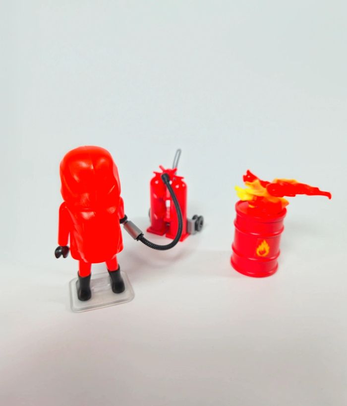 Playmobil Pompier et Baril en feu - photo numéro 3