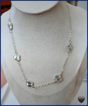 Collier trèfle argenté tendance porte bonheur