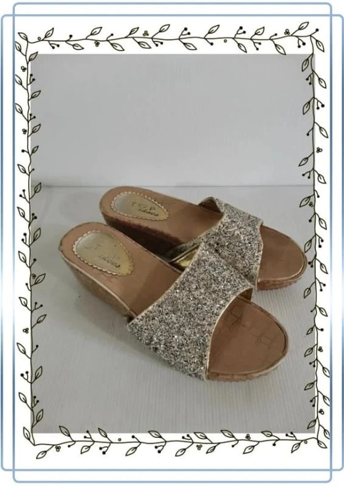 Sandales Top shoes, taille 40, plusieurs marques d'usures, talons de 6cm