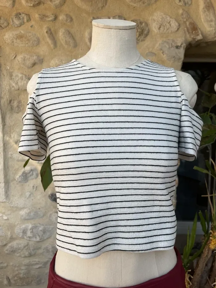 Stradivarius - Haut crop top blanc rayures noir épaules dénudées nues