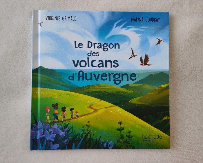 Livre "Le Dragon des volcans d'Auvergne" collection Mc Donalds éditions Hachette Jeunesse de Virginie Grimaldi