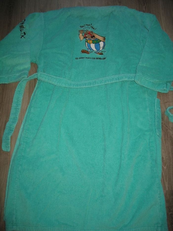 PEIGNOIR VERT "ASTERIX" - Taille M - n°01 - photo numéro 3